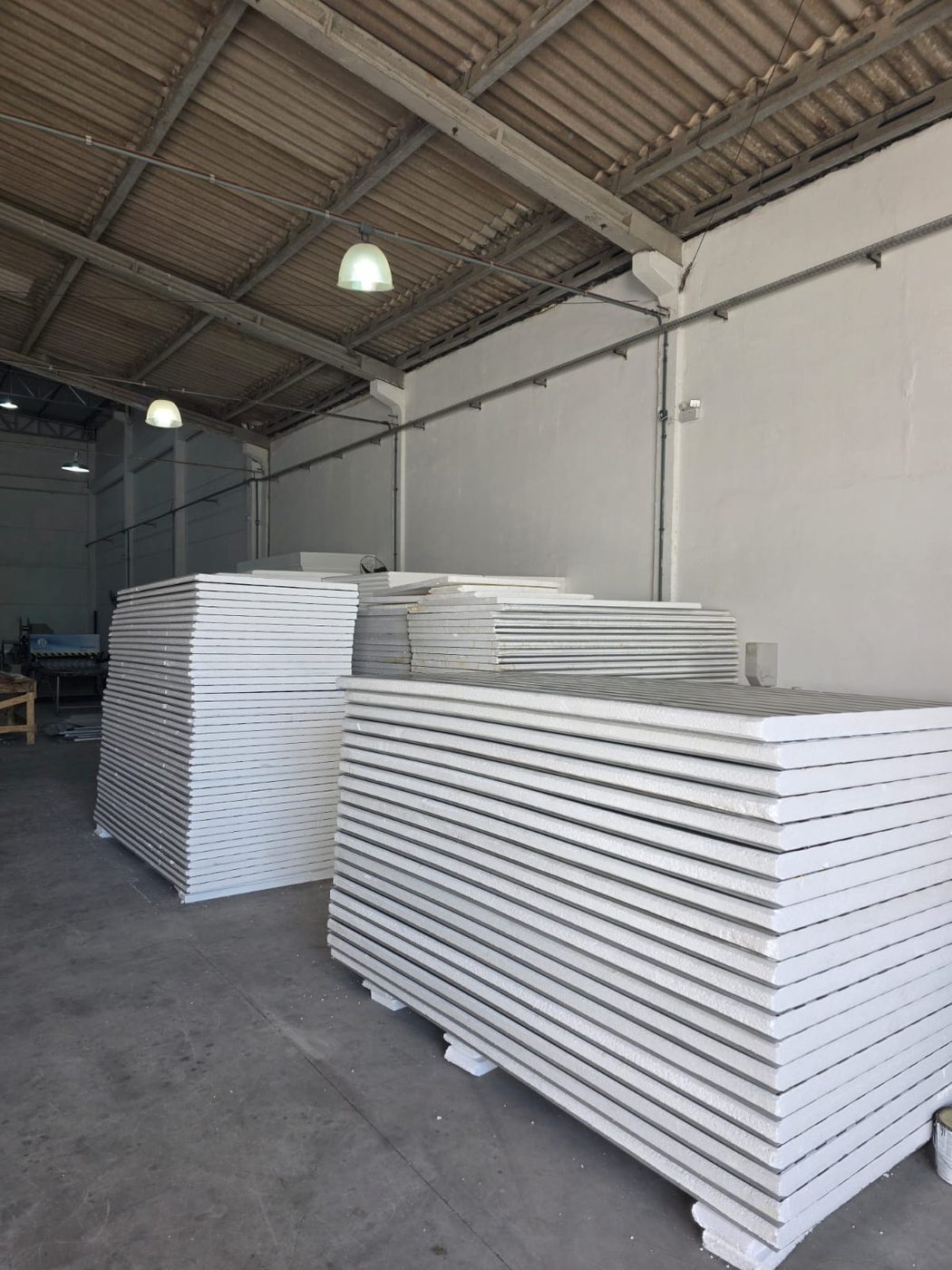 Painéis termoacústicos armazenados na fábrica